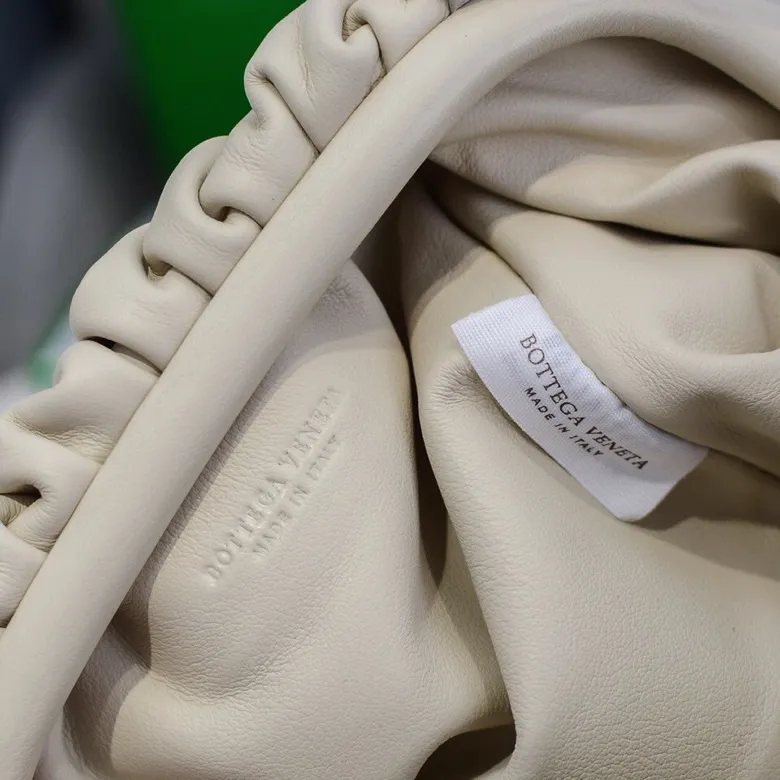 Batch 1120 Bottega Veneta cloud bag ☁️POUCH series Original plain calfskin, super low-key and attractive, soft and casual. Major internet celebrity bloggers are crazy about calling it fashionable and classy, ​​lazy and intellectual. Small size: 23*13*8 (small cloud plain) off-white, model: 6671